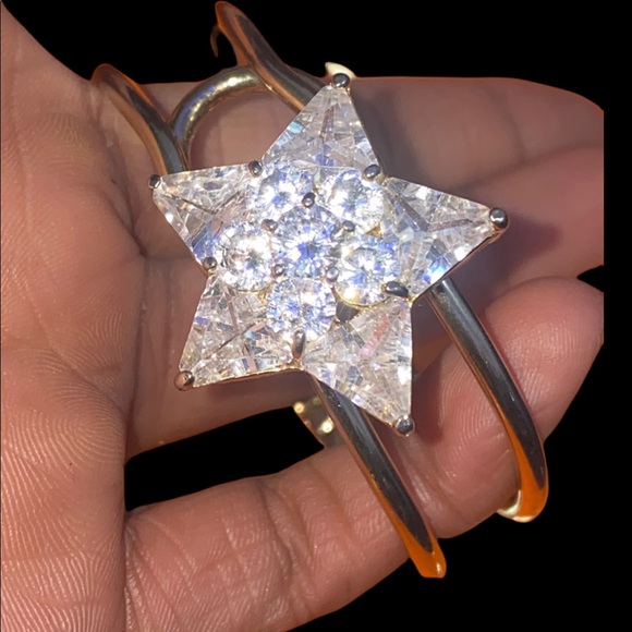 Star Clasp Bangle. New, fits most - Picture 2 of 7